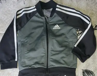 Conjunto deportivo infantil Adidas gris y negro - miniatura 2