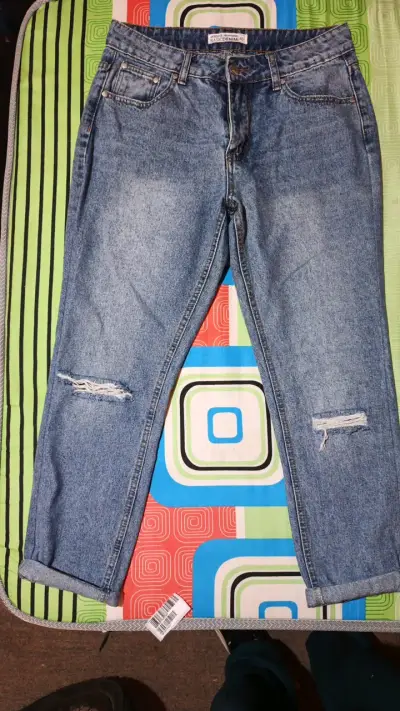 Jeans de mezclilla desgastados para mujer - miniatura 1