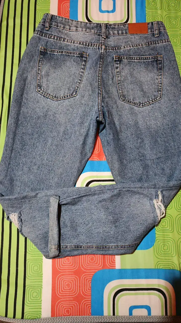 Jeans de mezclilla desgastados para mujer - 3