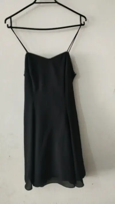 Vestido negro con tirantes y detalles brillantes - miniatura 1