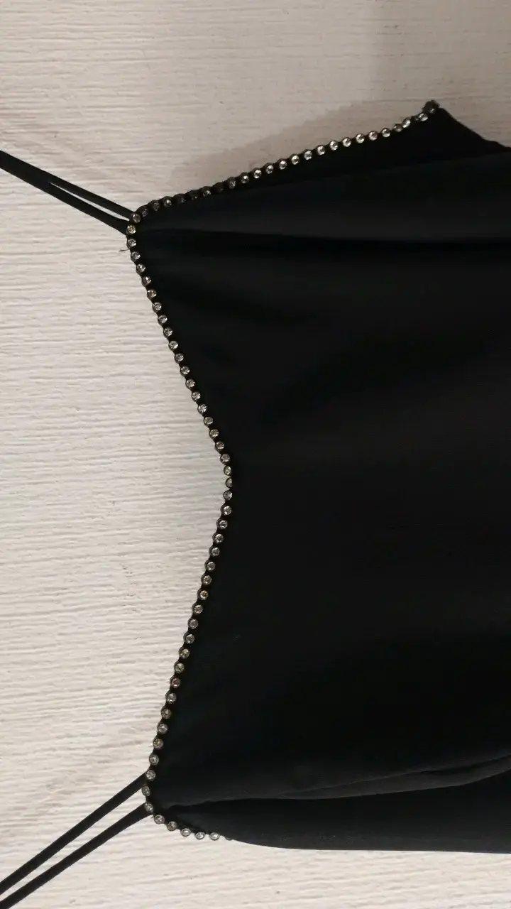 Vestido negro con tirantes y detalles brillantes - 2