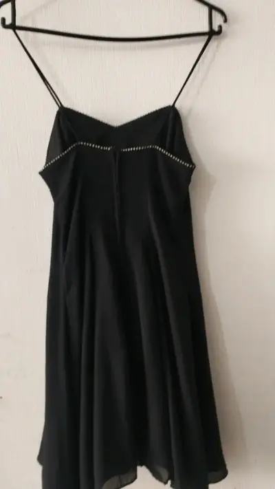 Vestido negro con tirantes y detalles brillantes - miniatura 3
