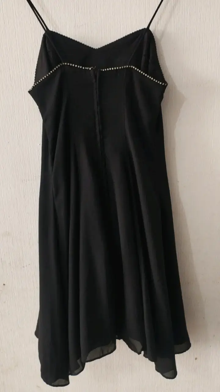Vestido negro con tirantes y detalles brillantes - 4