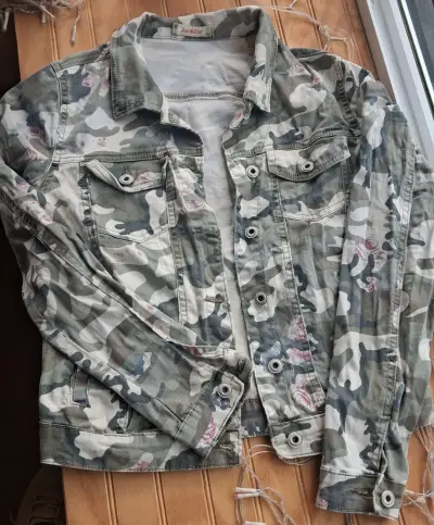 Chaqueta de mezclilla con parches para mujer - miniatura 2