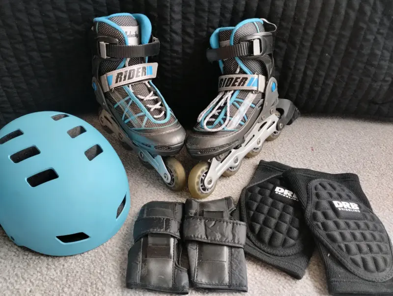 Patines en línea Rider con casco y protecciones
