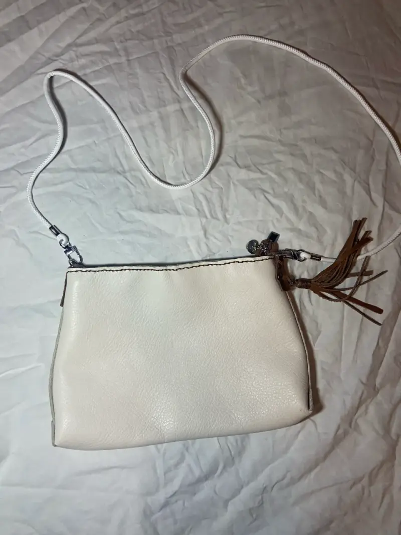 Cartera de cuero blanca con correa larga