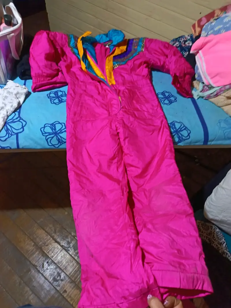 Enterito de nieve infantil rosa con detalles coloridos