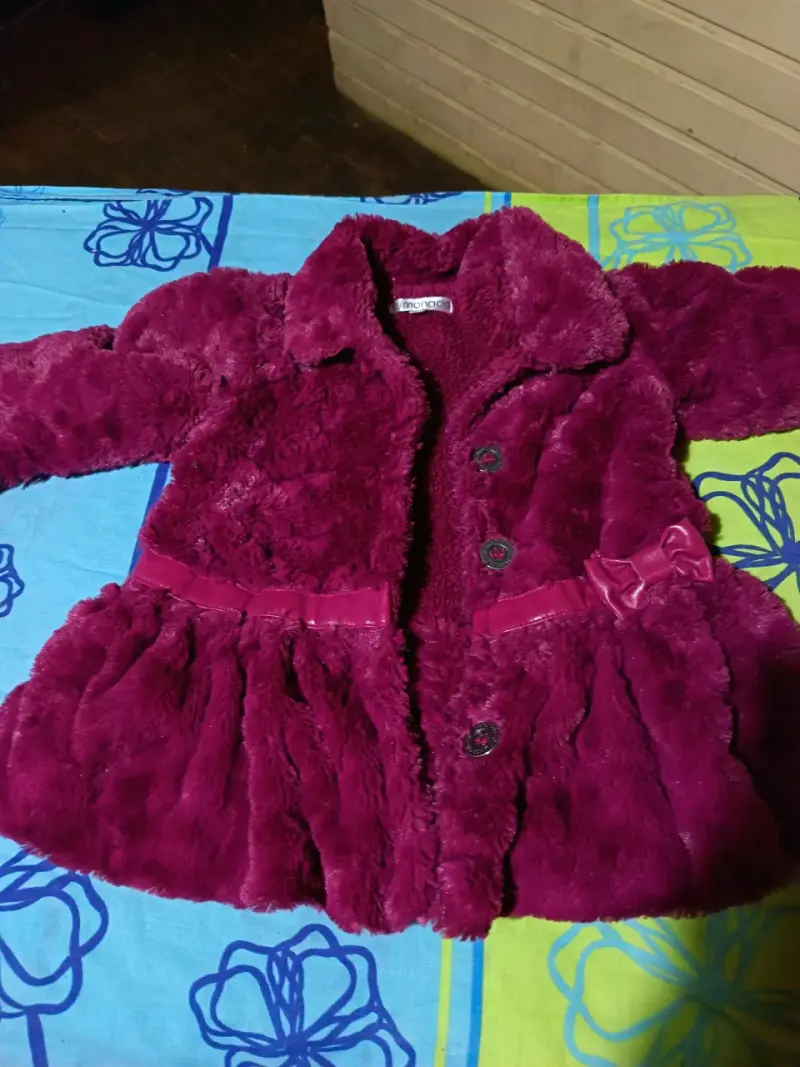 Abrigo de niña color burdeos con lazo