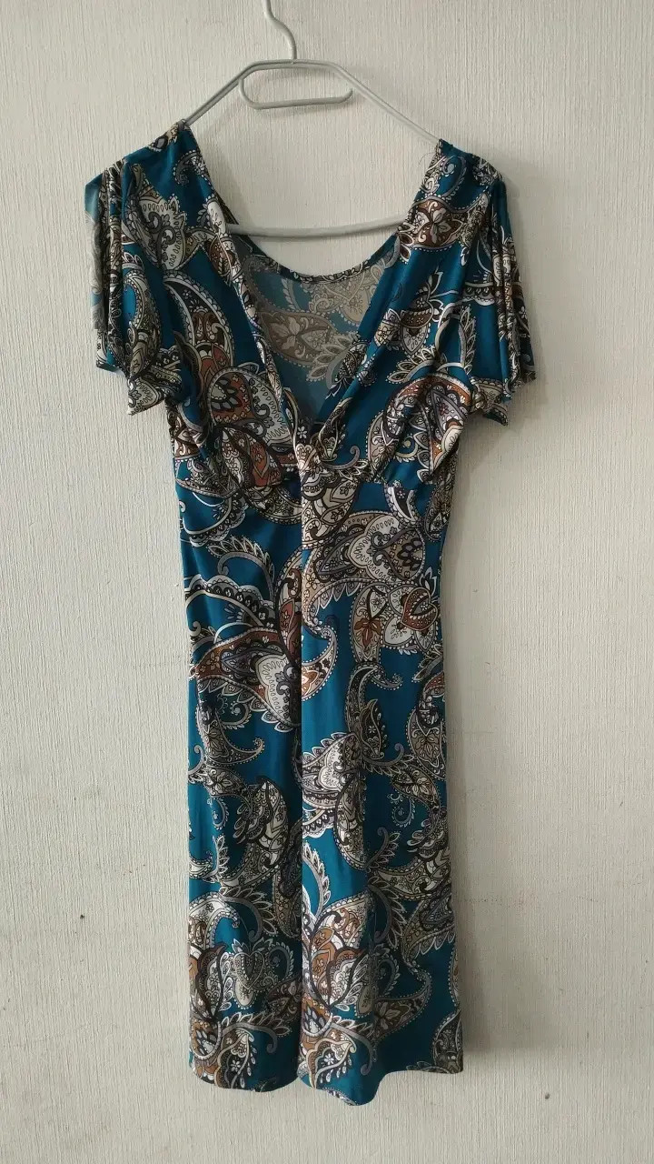 Vestido estampado verde azulado con diseño - 1
