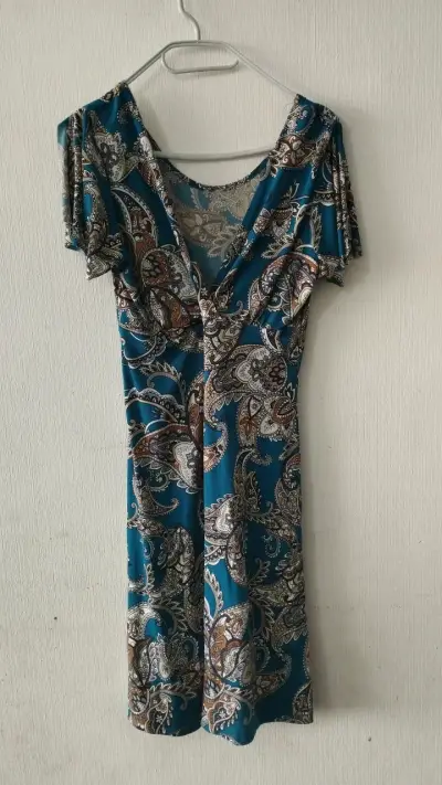 Vestido estampado verde azulado con diseño - miniatura 1