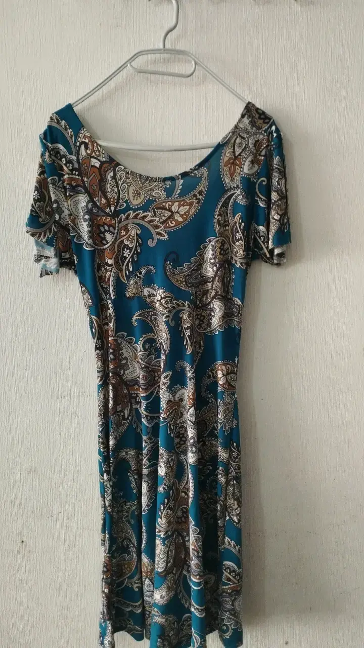 Vestido estampado verde azulado con diseño - 4