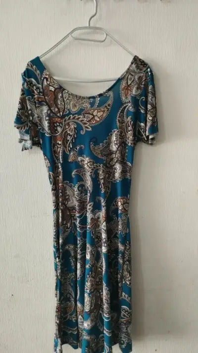 Vestido estampado verde azulado con diseño - miniatura 4