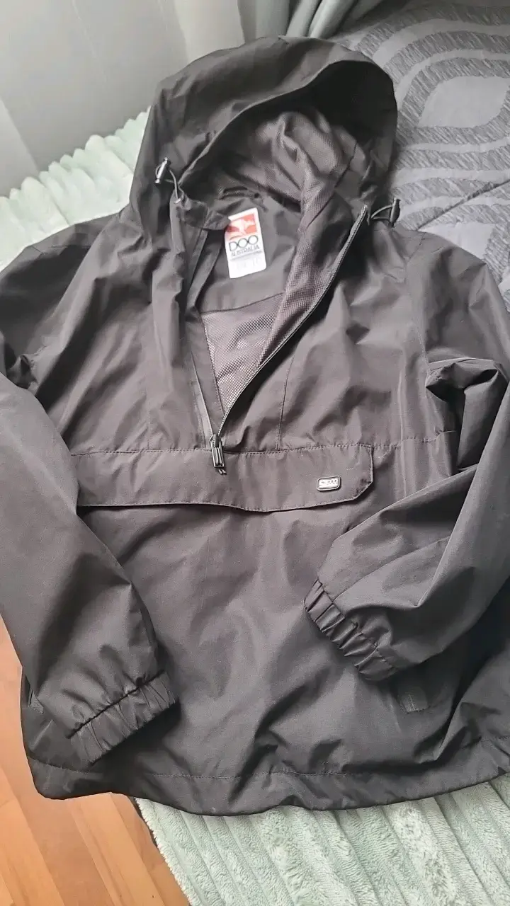 Corta viento niño  negro Doo Australia con capucha
