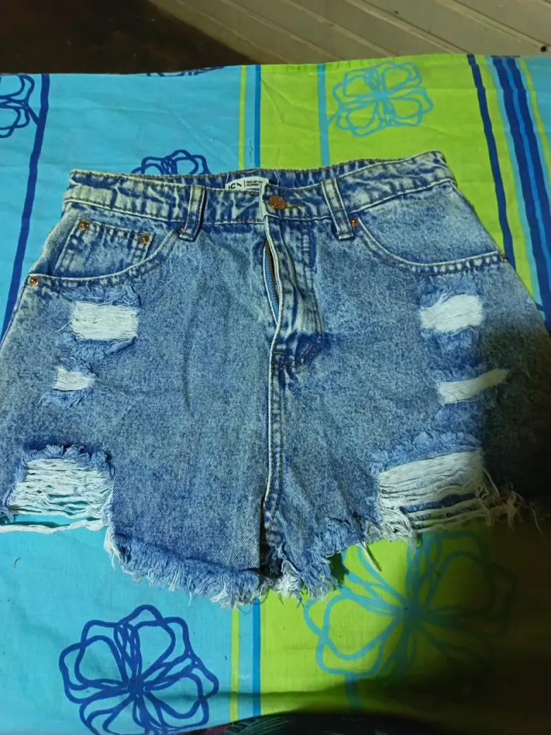 Shorts de mezclilla desgastados para mujer
