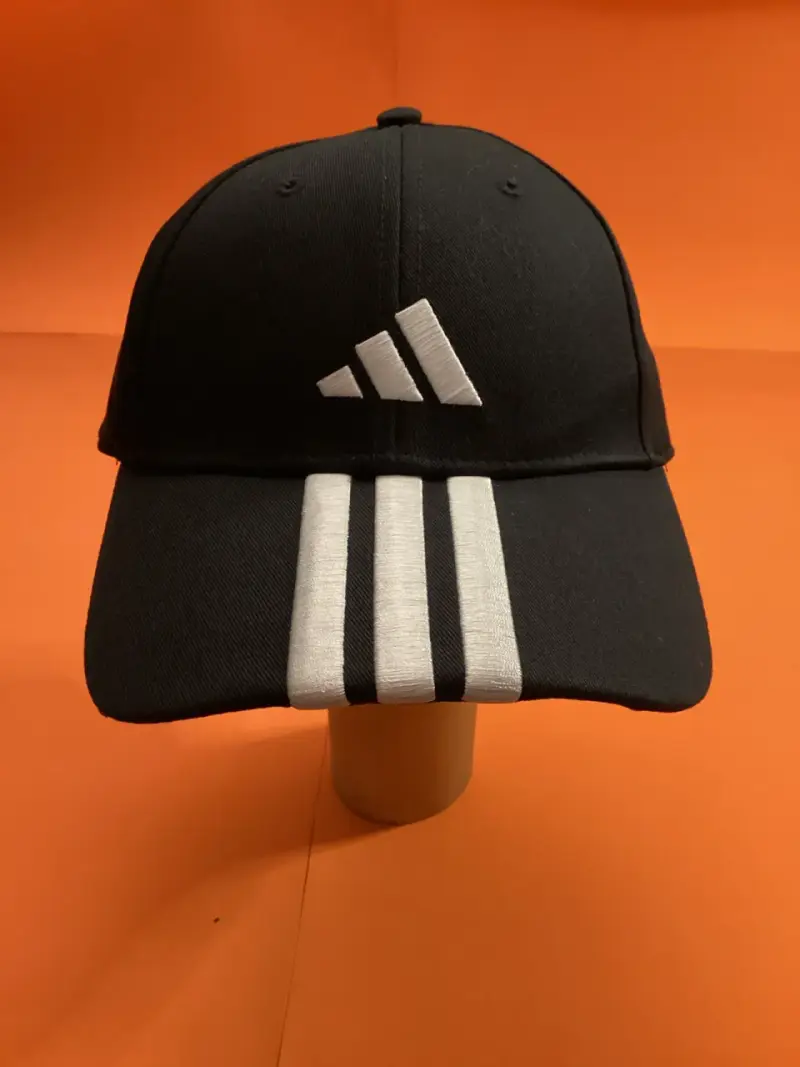 Gorra negra deportiva con logo y líneas blancas