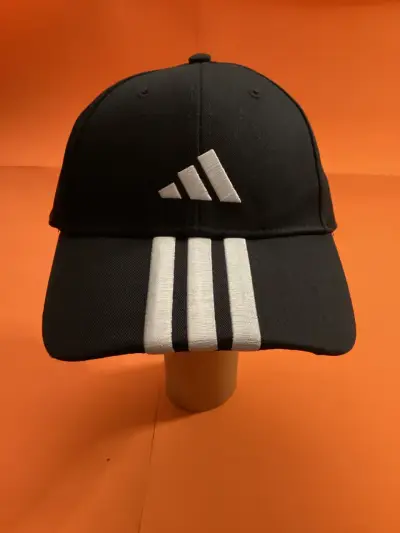 Gorra negra deportiva con logo y líneas blancas - miniatura 1