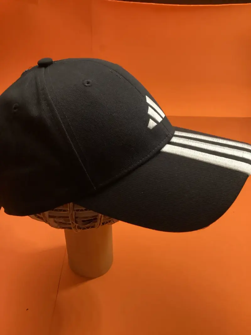 Gorra negra deportiva con logo y líneas blancas - 2