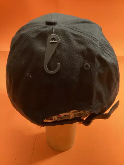 Gorra negra deportiva con logo y líneas blancas - miniatura 3