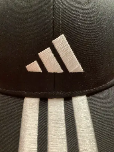 Gorra negra deportiva con logo y líneas blancas - miniatura 4