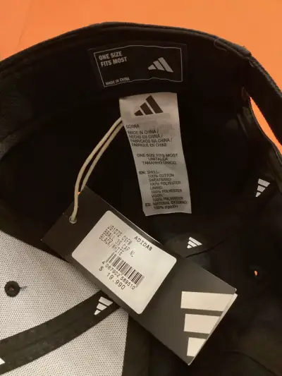 Gorra negra deportiva con logo y líneas blancas - miniatura 5