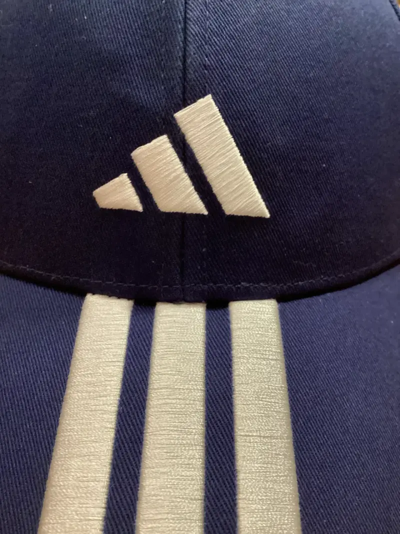Gorra azul con logo y franjas blancas Adidas - 5