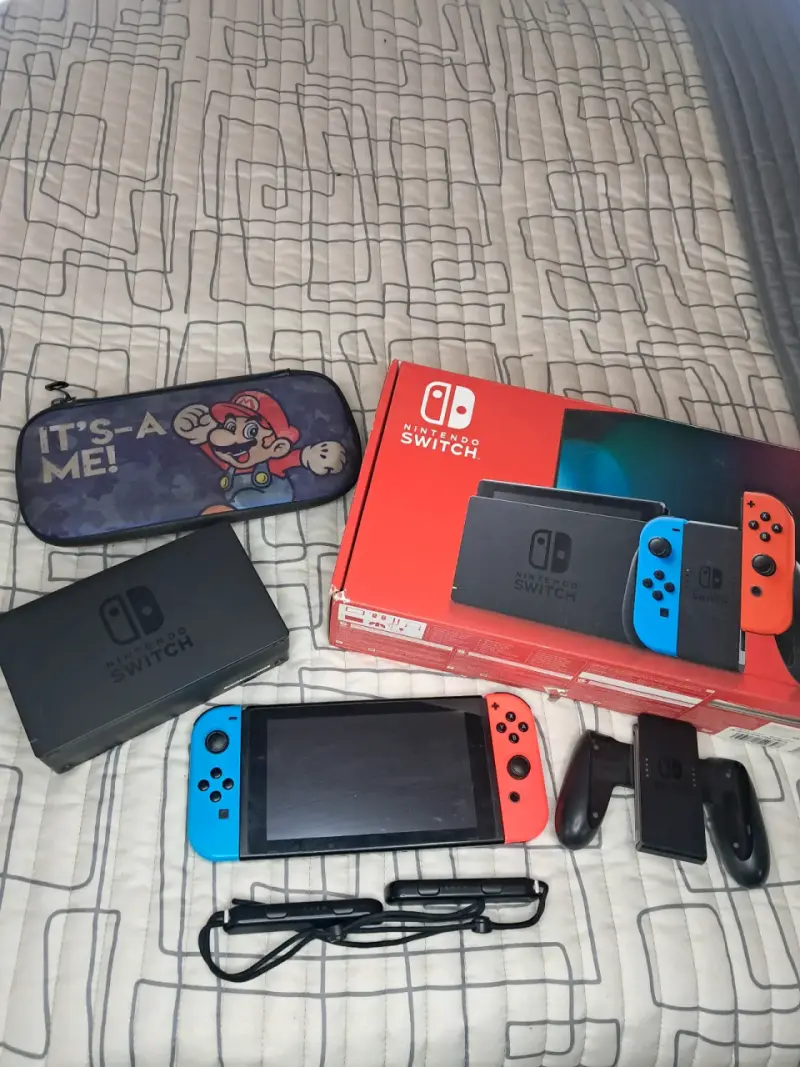 Consola Nintendo Switch con Joy-Con Rojo y Azul
