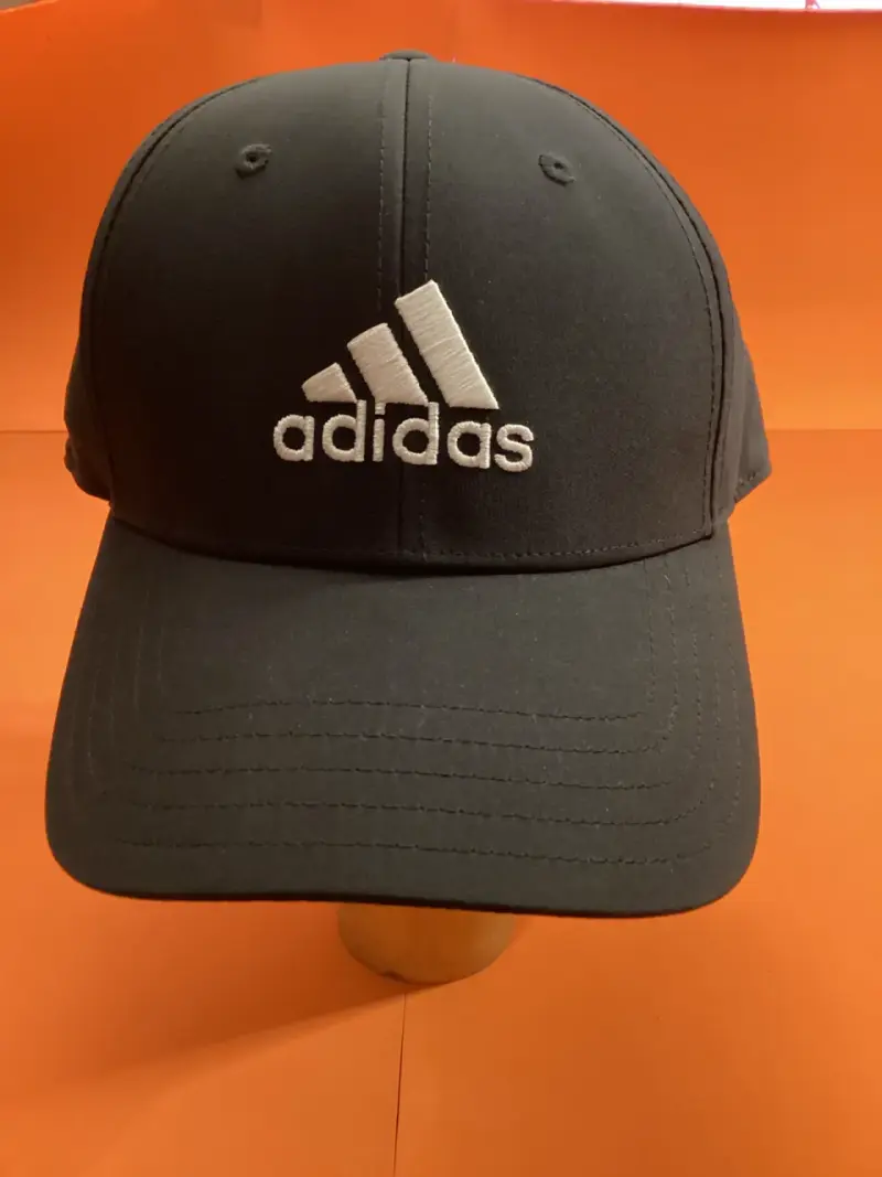 Gorra negra Adidas con logo bordado