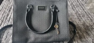 Bolso de mano Guess negro elegante - miniatura 1
