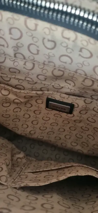 Bolso de mano Guess negro elegante - miniatura 3