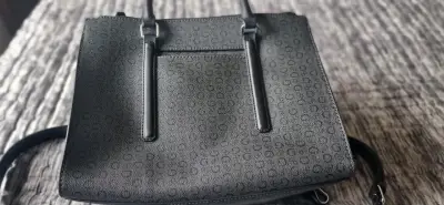 Bolso de mano Guess negro elegante - miniatura 4