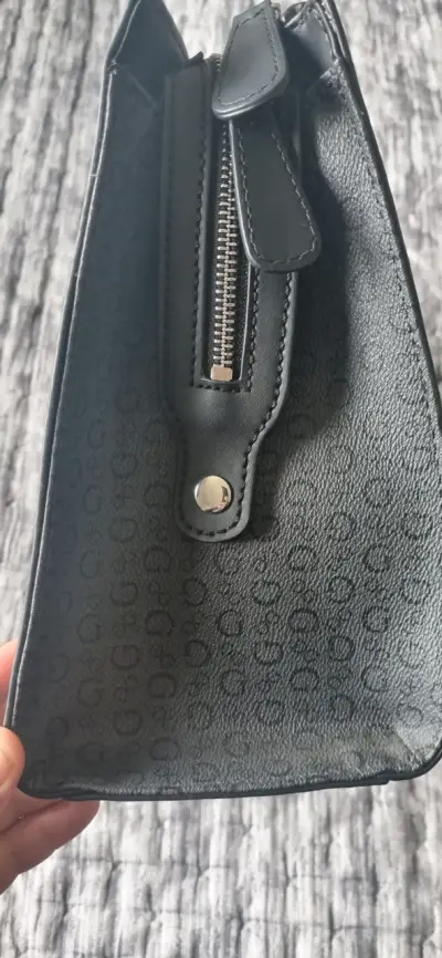 Bolso de mano Guess negro elegante - miniatura 5