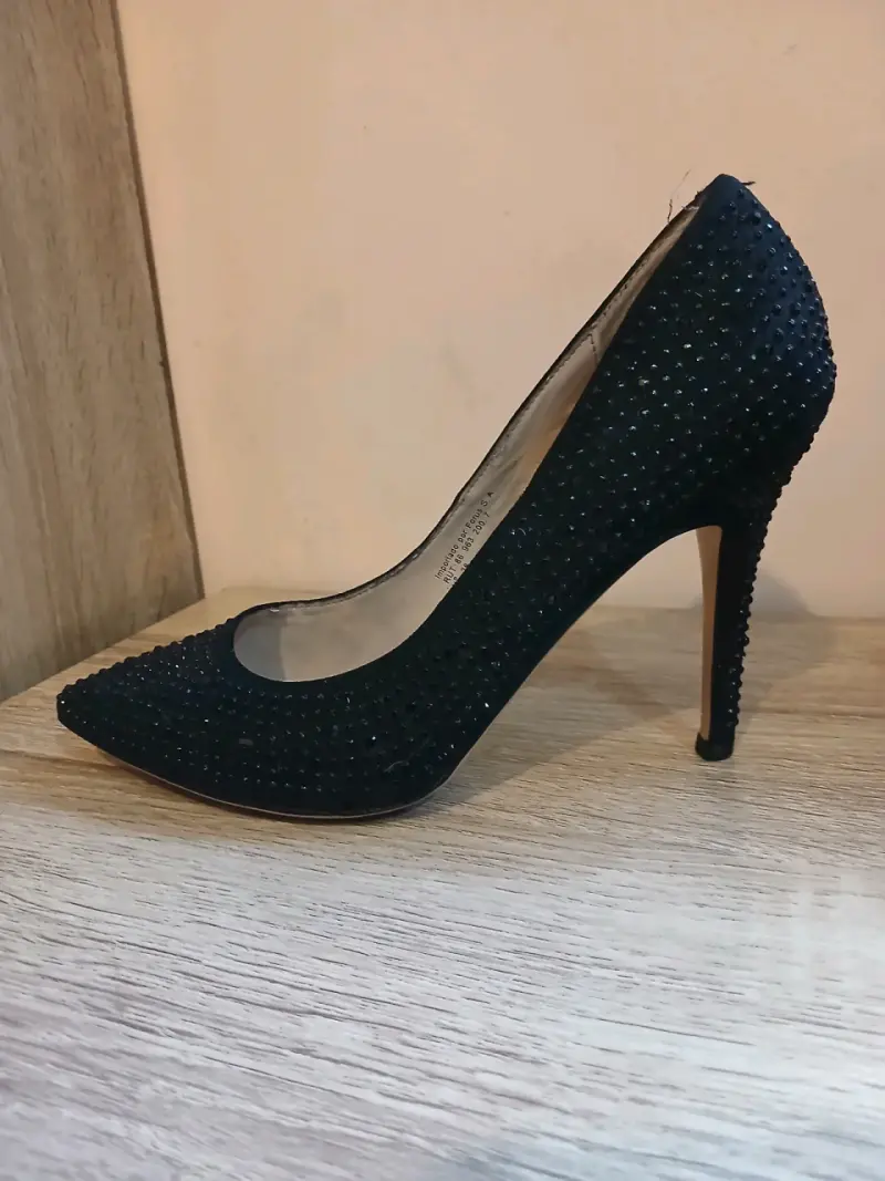 Tacones negros con brillantes elegantes