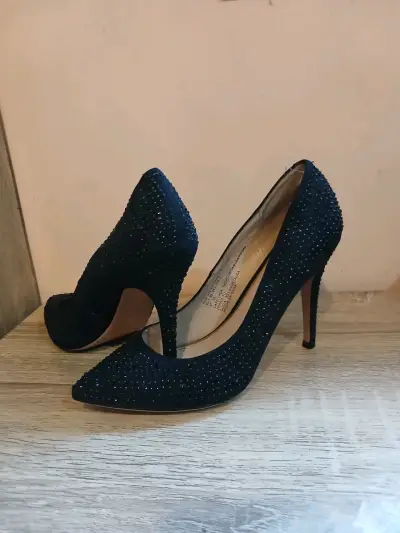 Tacones negros con brillantes elegantes - miniatura 2