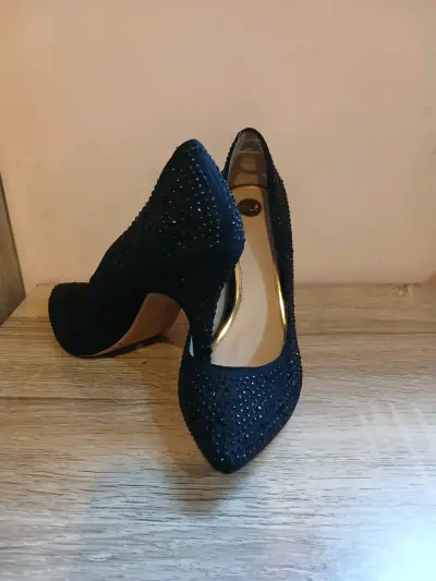 Tacones negros con brillantes elegantes - miniatura 4