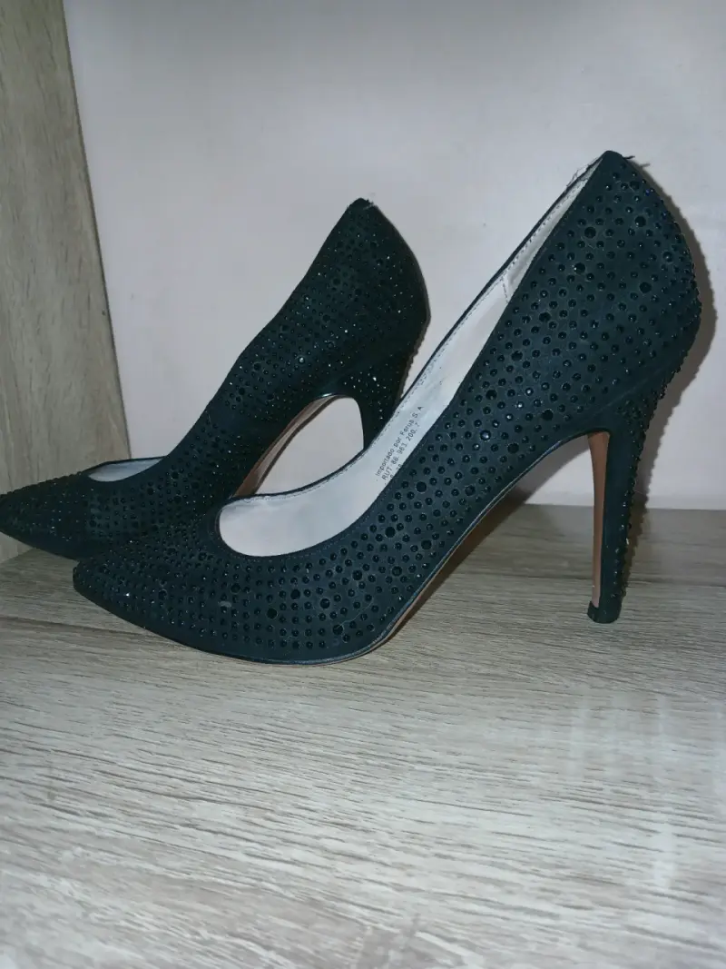 Tacones negros con brillantes elegantes - 5