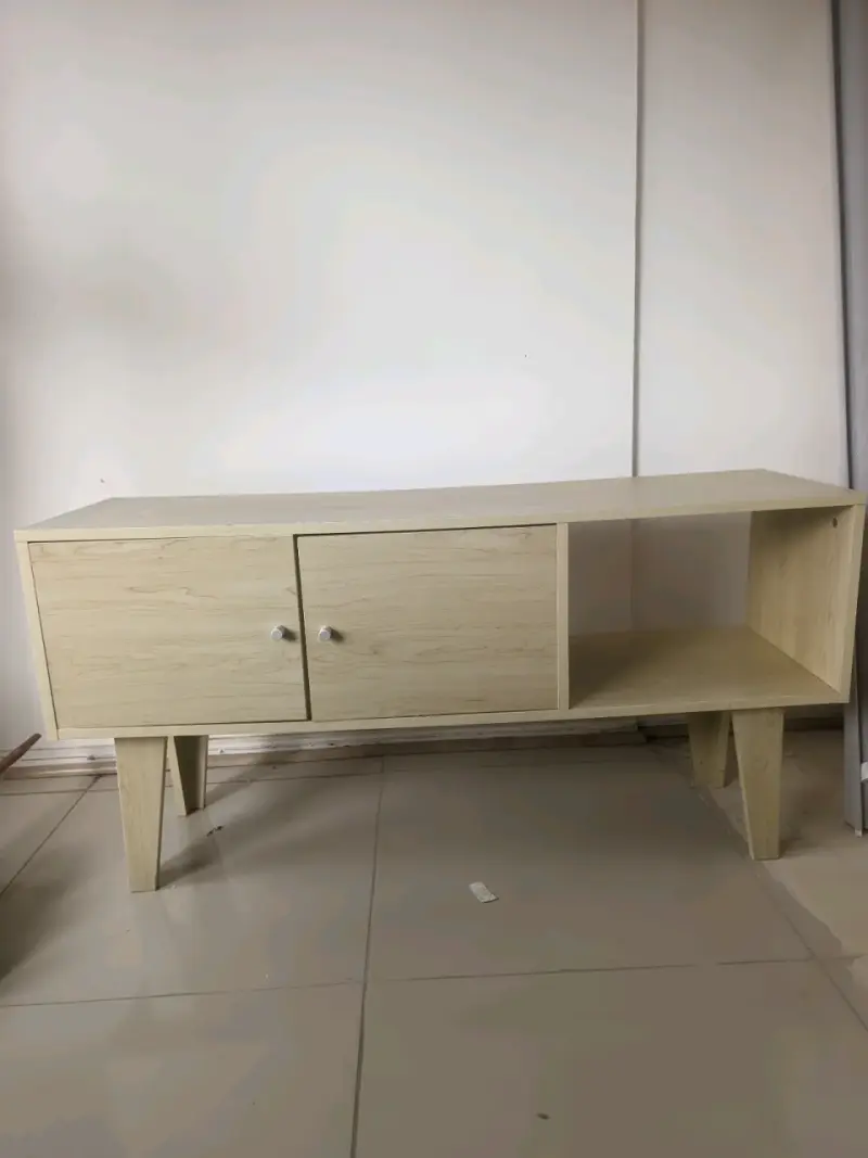 Mueble de TV moderno de madera clara