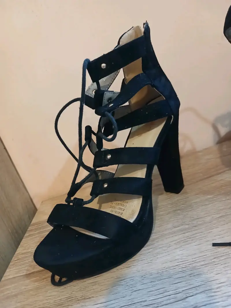 Sandalias de Tacón Alto Negras con Cordones - 1