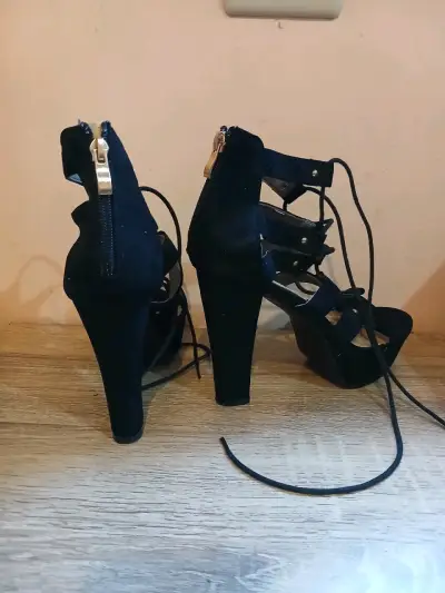 Sandalias de Tacón Alto Negras con Cordones - miniatura 2