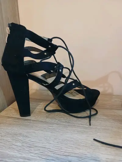 Sandalias de Tacón Alto Negras con Cordones - miniatura 3