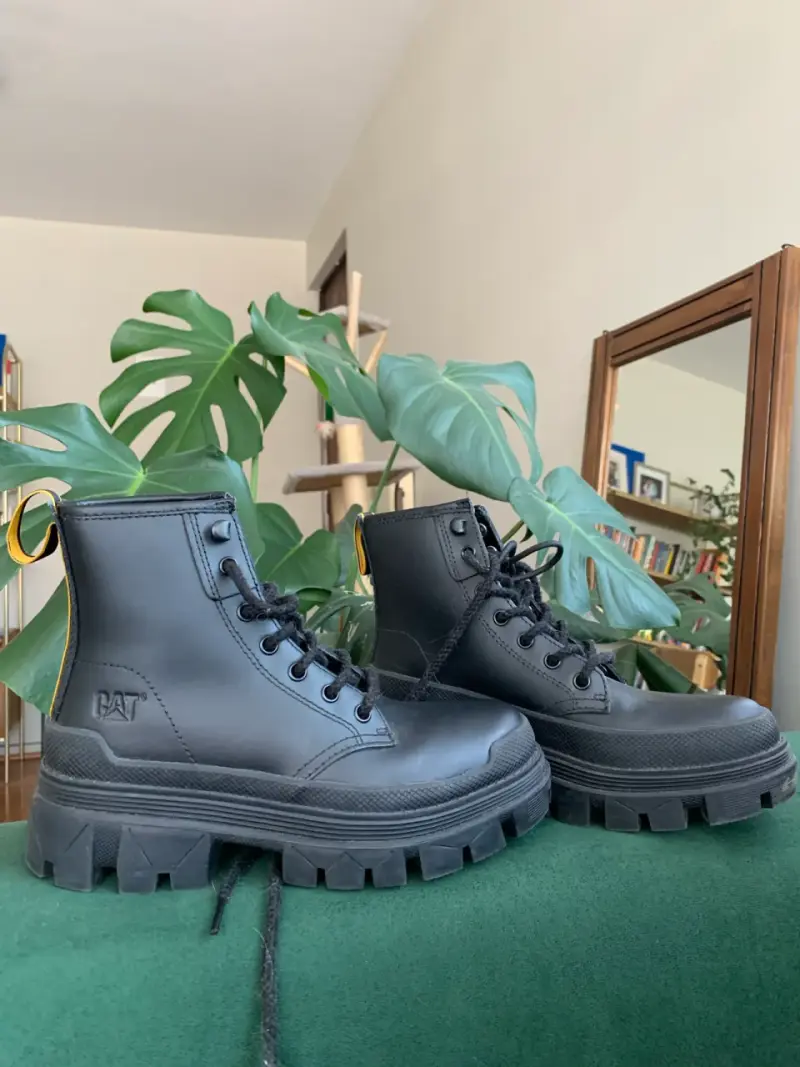 Botas negras de cuero CAT con suela gruesa