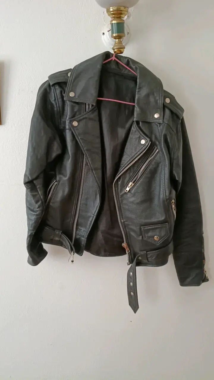 Chaqueta de cuero negra estilo motociclista