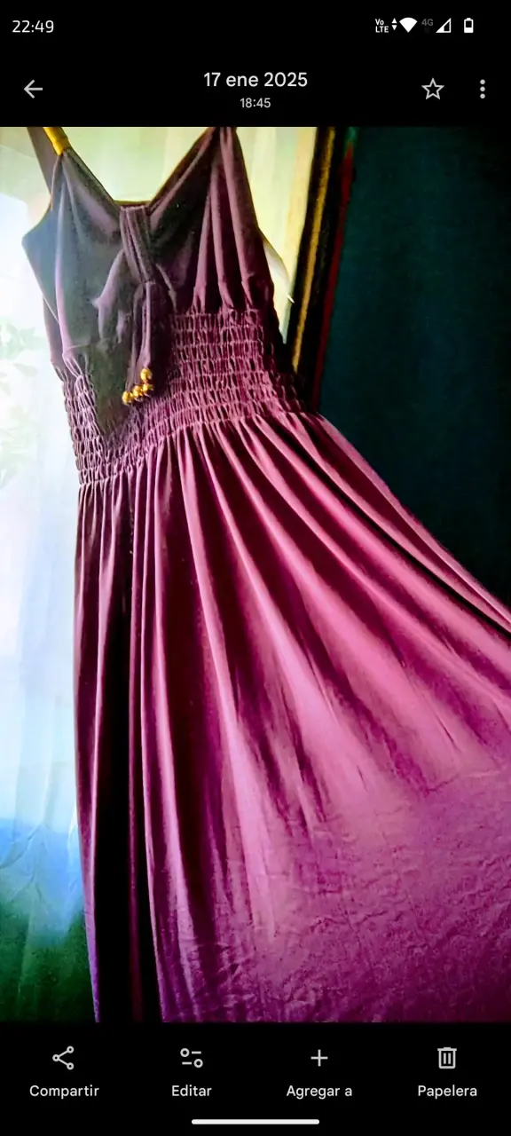 Vestido largo morado con tirantes