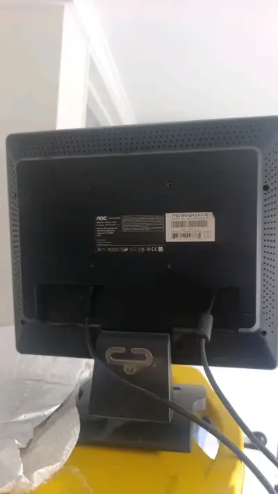 Monitor AOC de 17 pulgadas en buen estado - miniatura 2