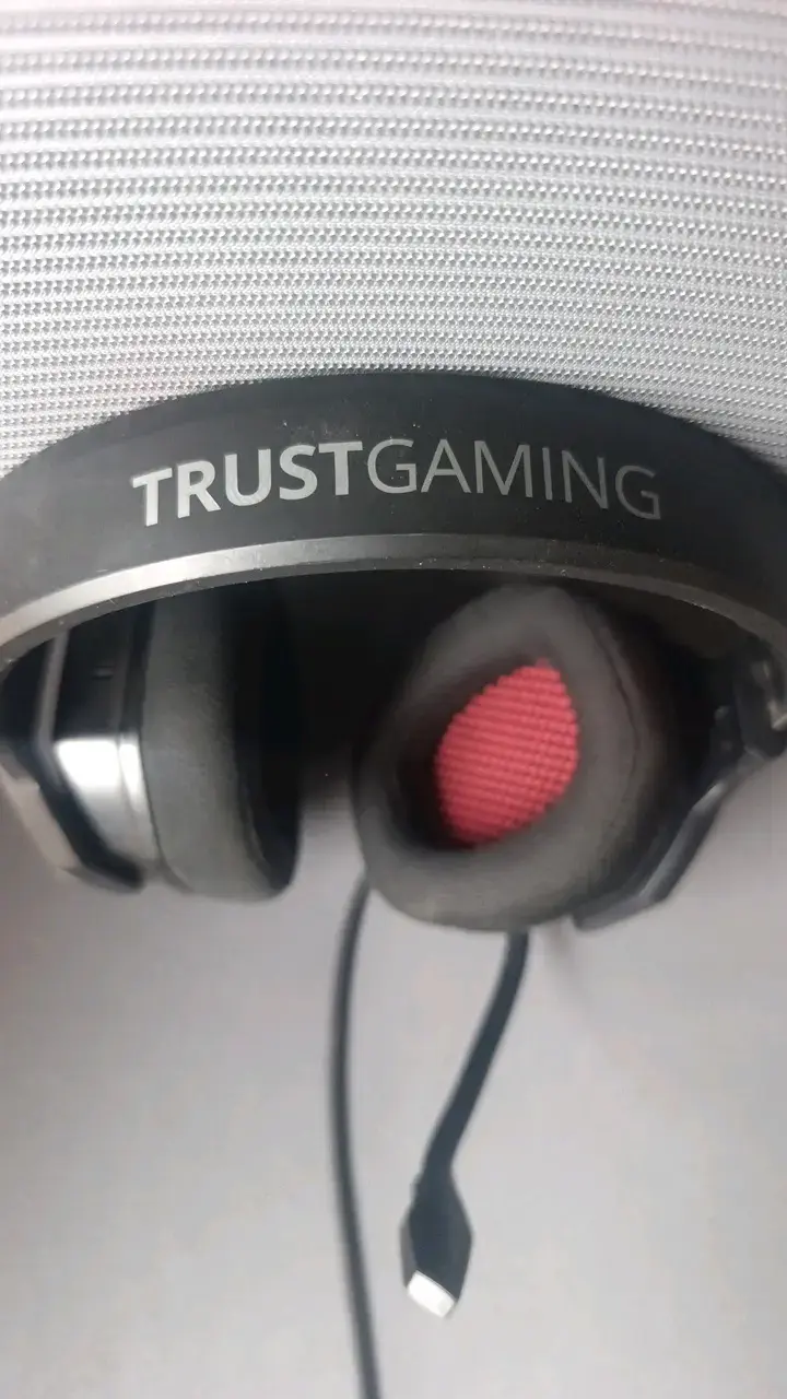 Audífonos Trust Gaming con micrófono - 2
