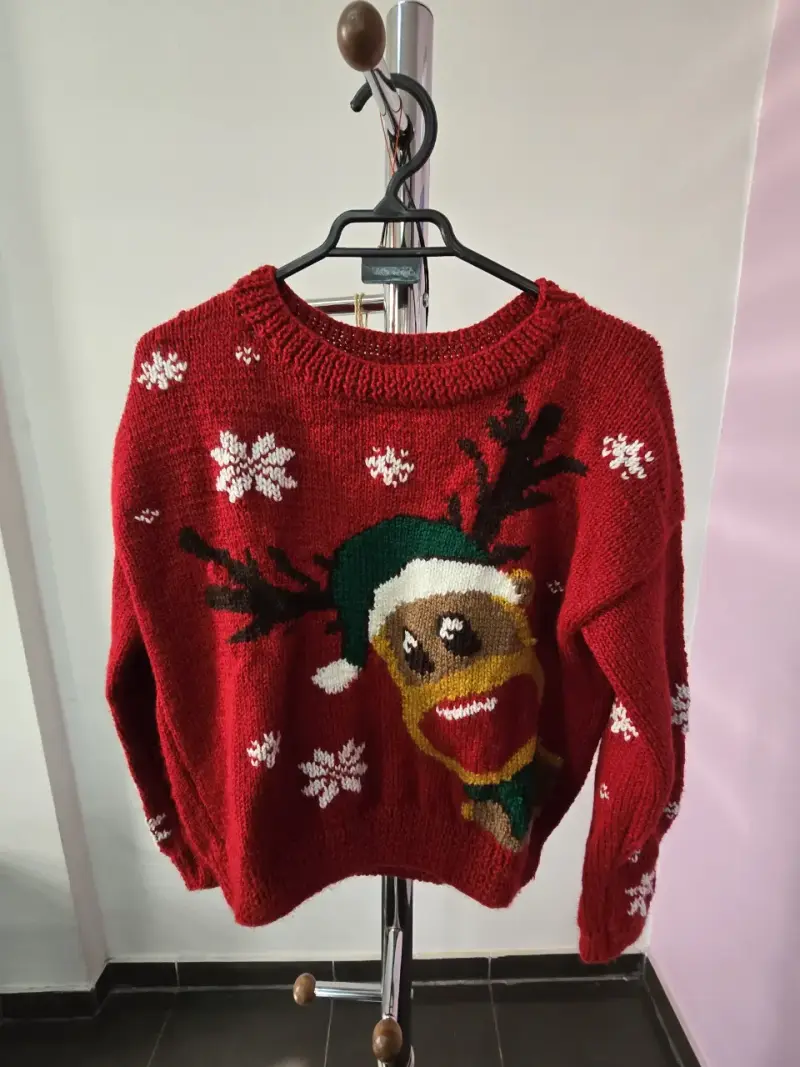 Suéter navideño rojo con reno y copos de nieve
