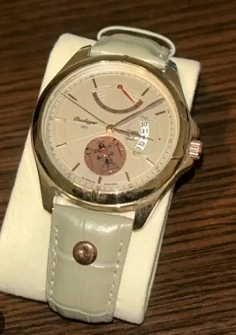 Reloj de pulsera elegante con correa de cuero beige - 1