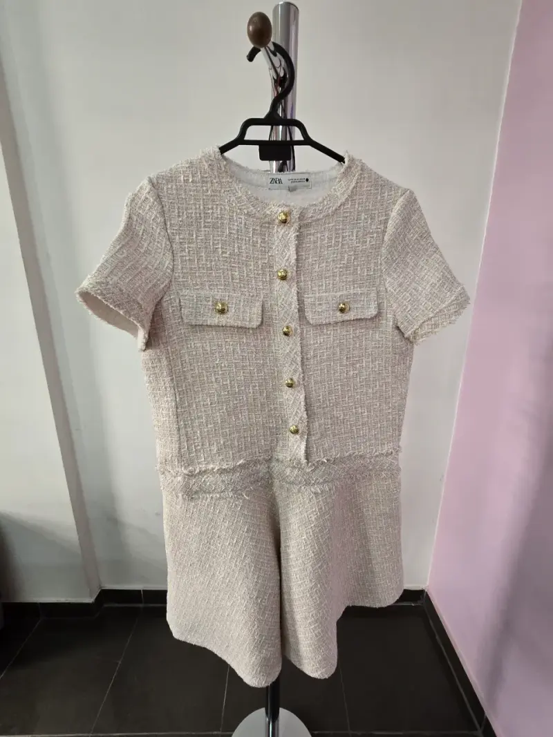 Vestido corto de tweed beige con botones dorados Zara