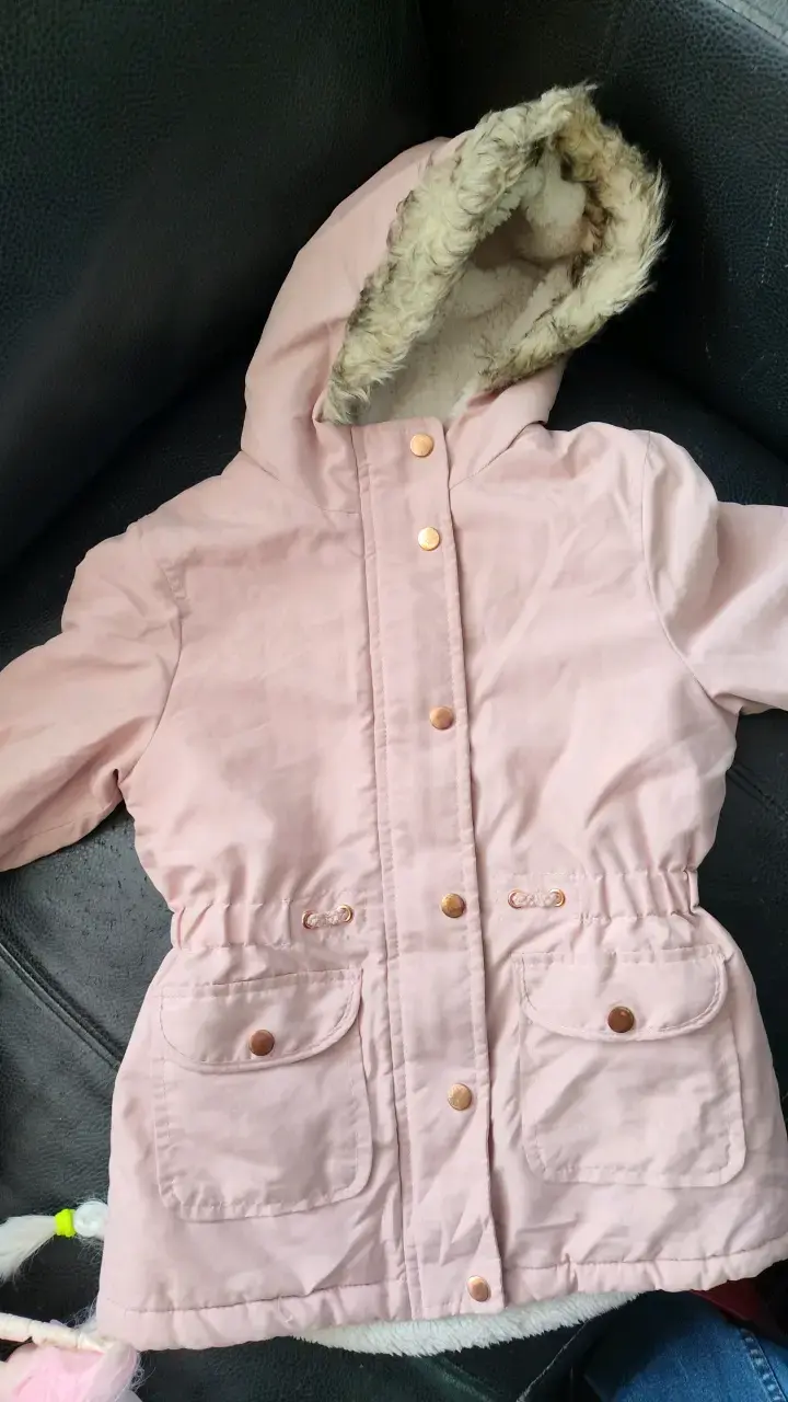 Abrigo rosado para niña con capucha de peluche