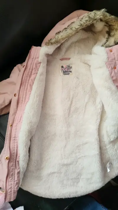 Abrigo rosado para niña con capucha de peluche - miniatura 2