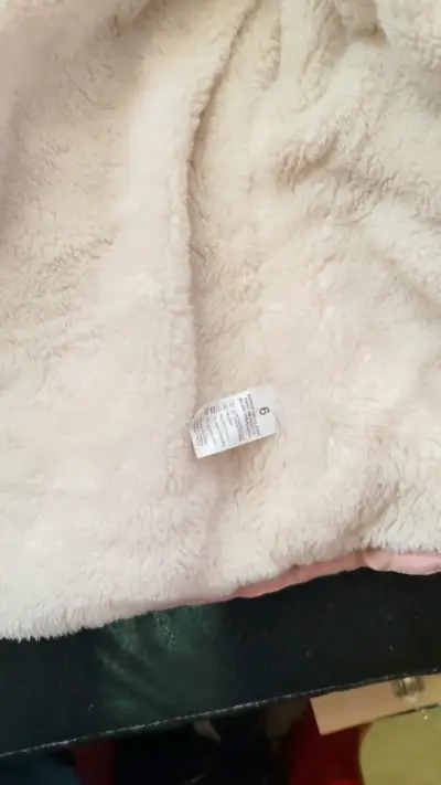 Abrigo rosado para niña con capucha de peluche - miniatura 3